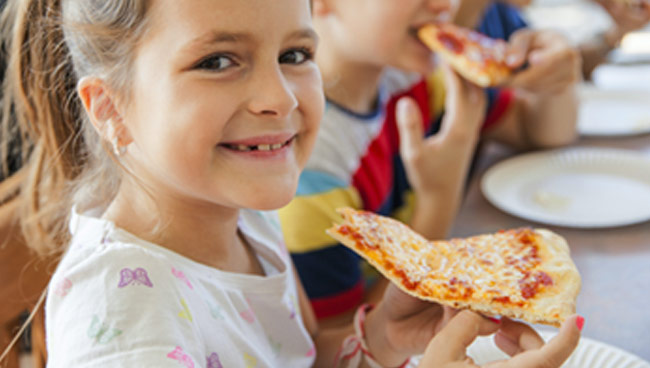 bambini che mangiano la pizza al San Michele