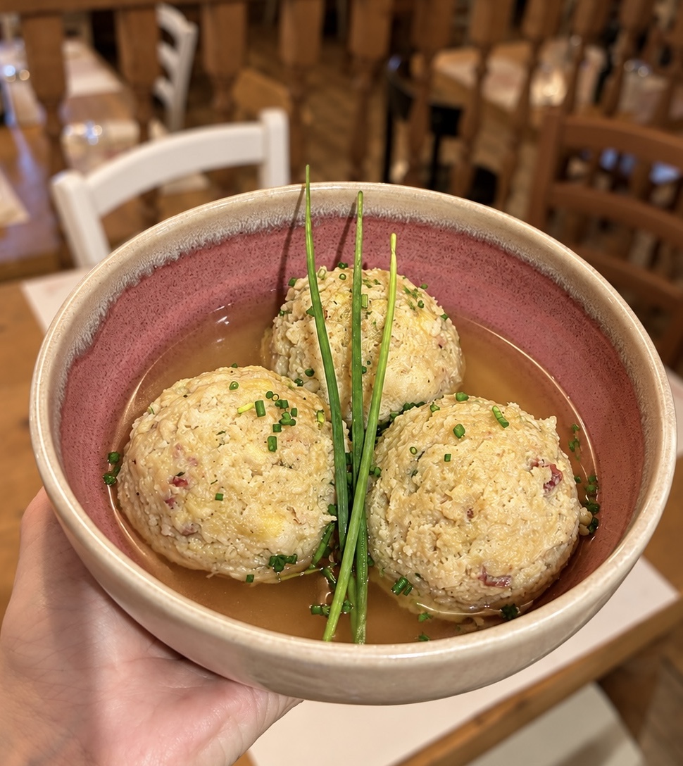 Canederli tirolesi in brodo con erba cipollina