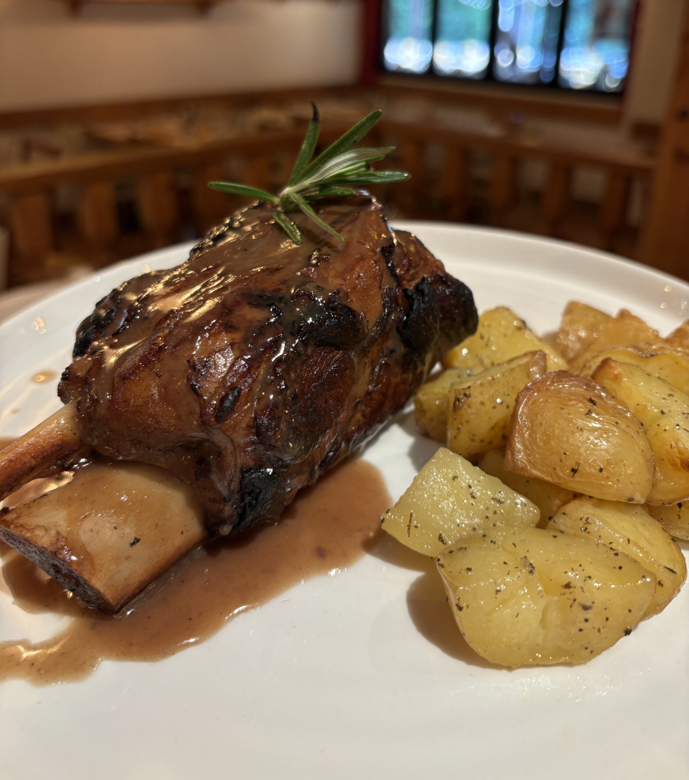 Stinco alla birra con patate arrosto, piatto tipico dell'Oktoberfest