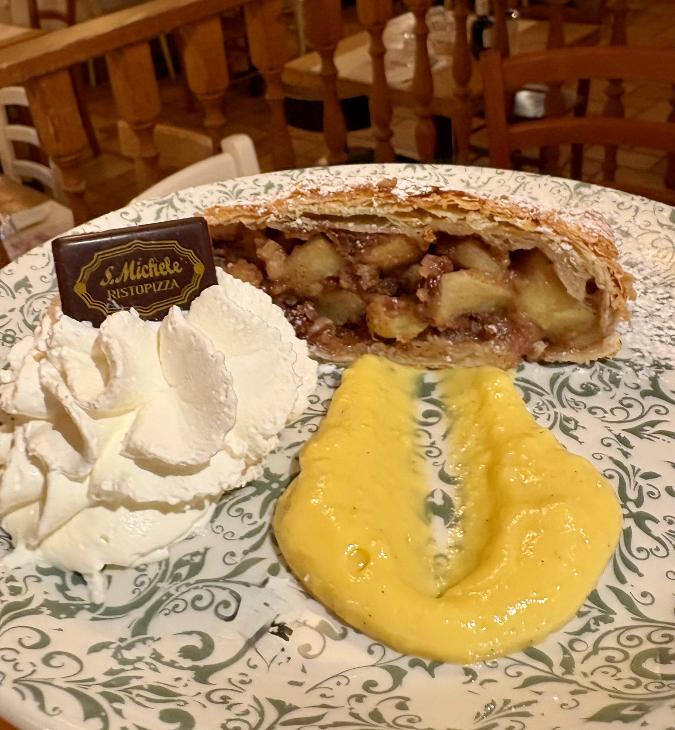 strudel di mele fatto in casa servito con crema pasticciera
