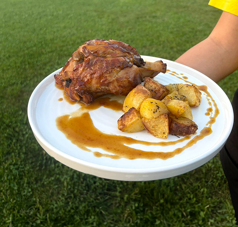 Stinco alla birra con patate arrosto, piatto tipico dell'Oktoberfest