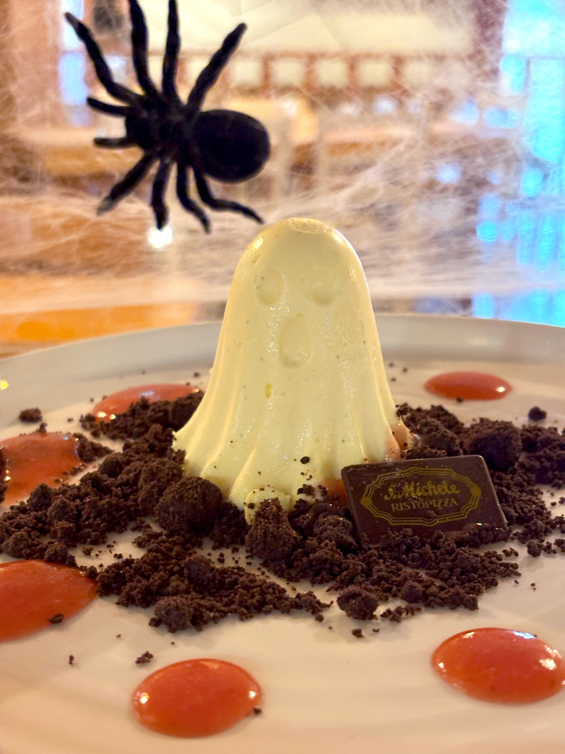 Dolce di Halloween 2025 - Il fantasmino del San Michele: bavarese al cioccolato bianco e vaniglia con crumble al cacao e coulis al lampone