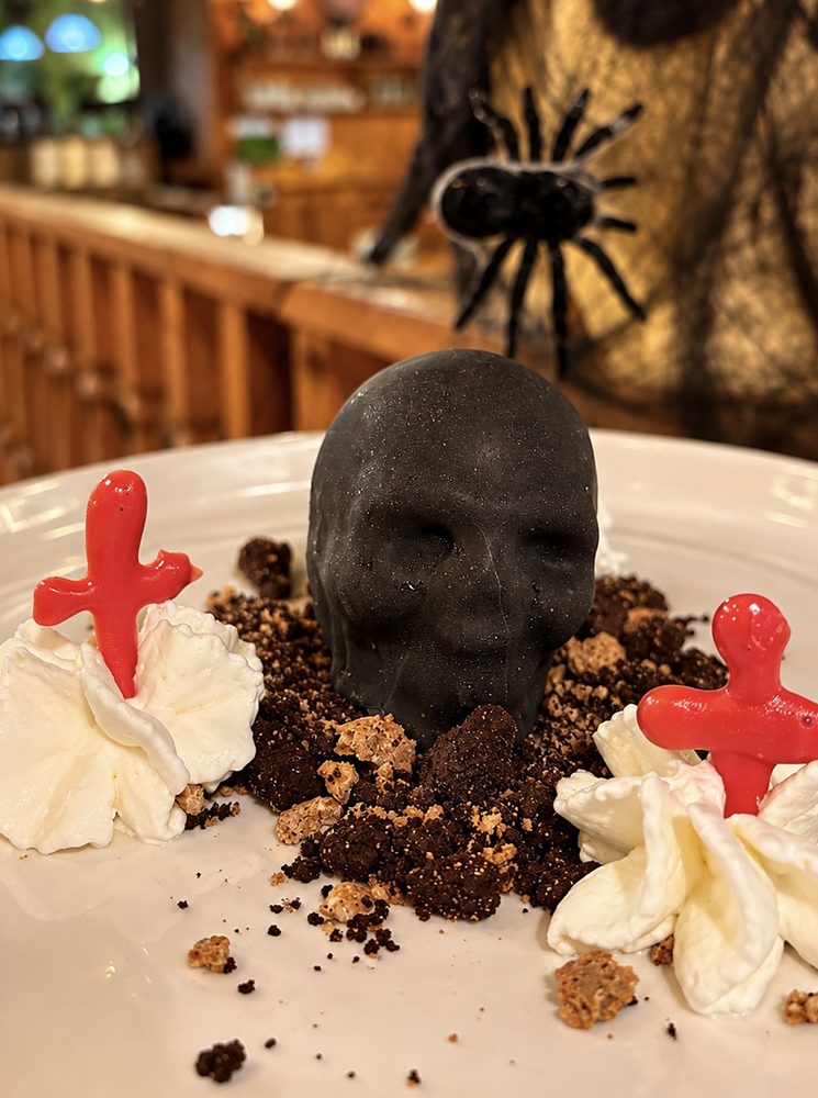 Dolce di Halloween 2026 - Il teschio incantato del San Michele: bavarese al cioccolato bianco e zucca, profumata alla cannella, con terra croccante di amaretto