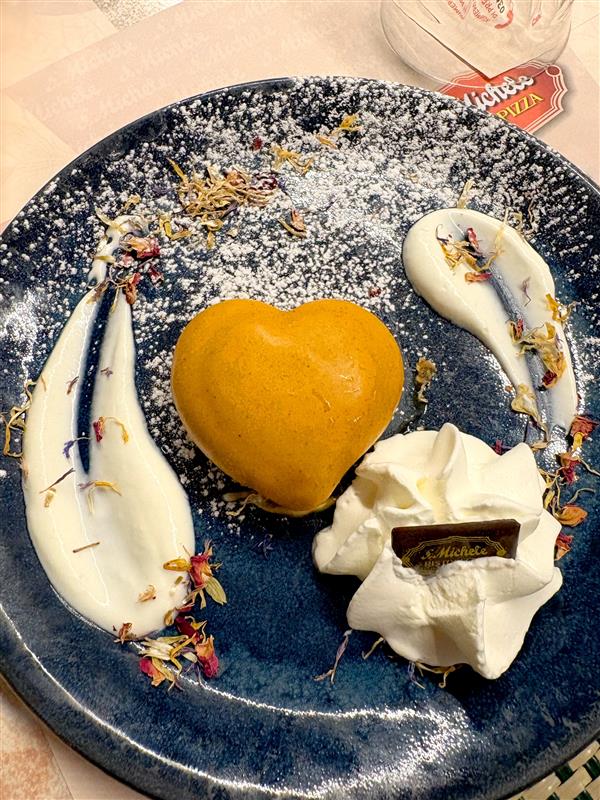 dolce cuore con cremoso al passion fruit, salsa allo yogurt e crumble alla mandorla