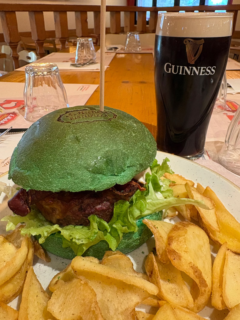 Hamburger San Patrizio e birra Guinness